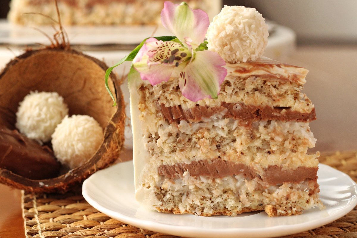 Декор торта вишнево-кокосового