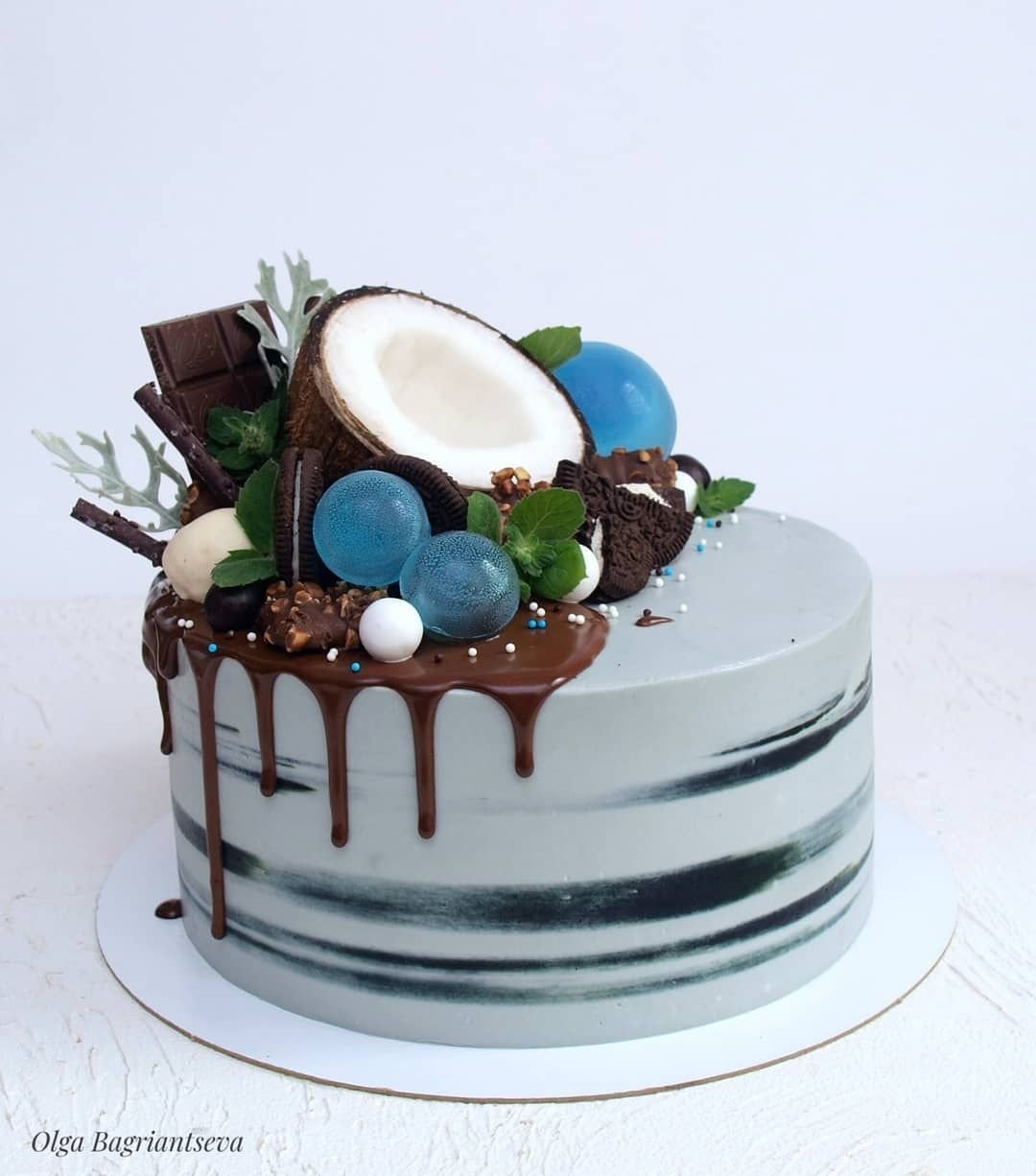 Украшение торта миндалем