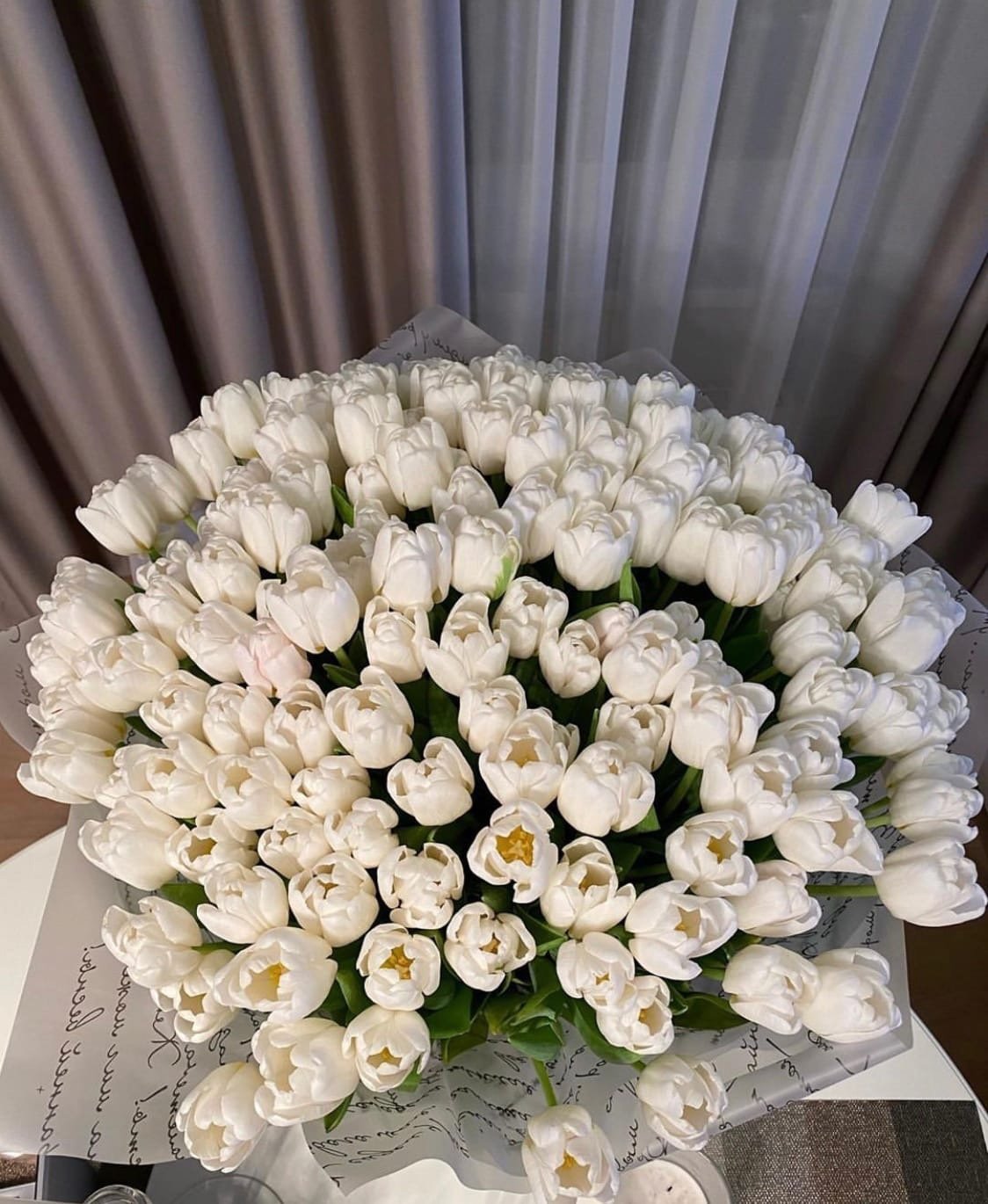 Огромный букет белых роз