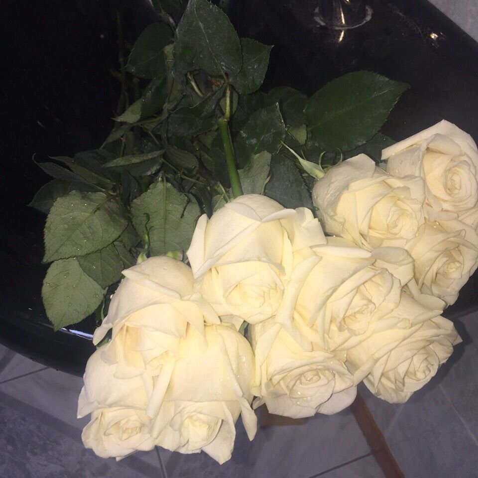 Букет белых роз на окне
