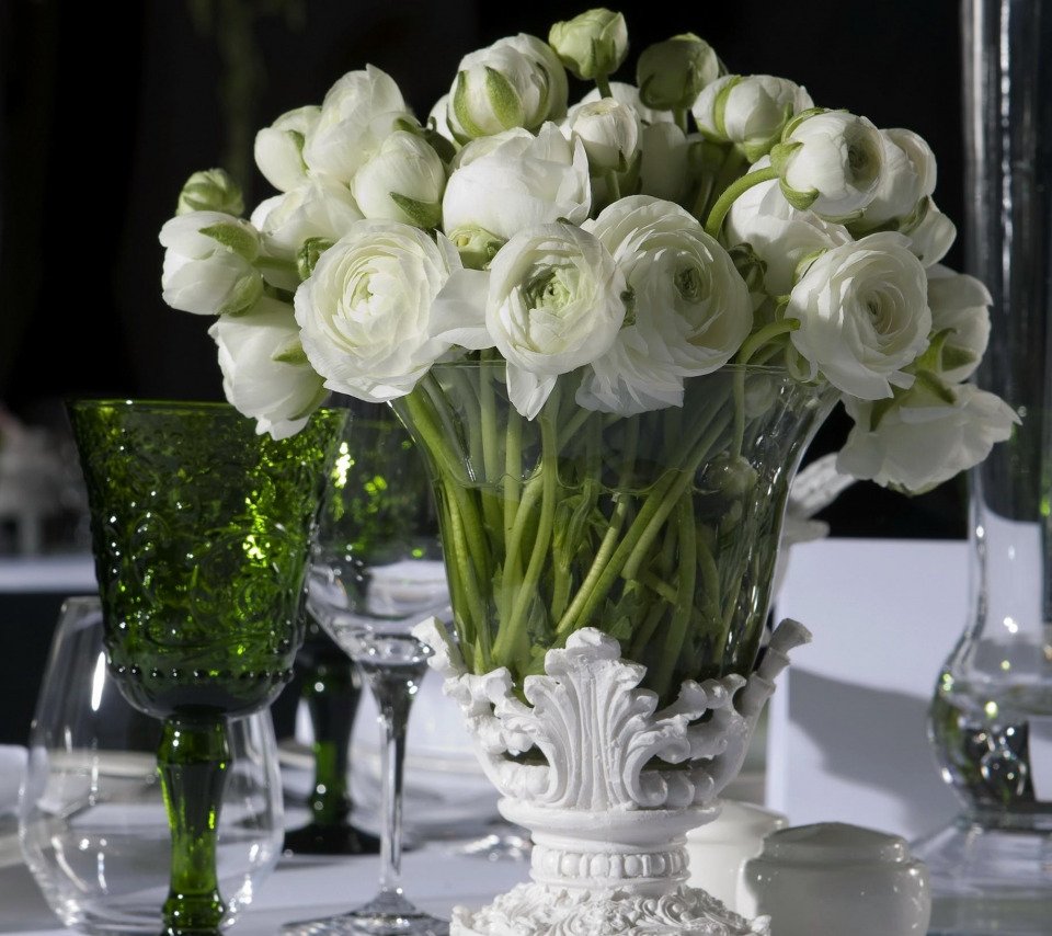 Цветы в вазе на столе