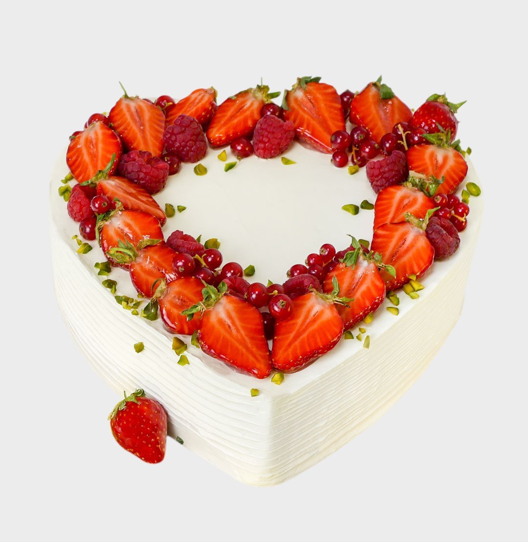 Сердце из клубники на торте