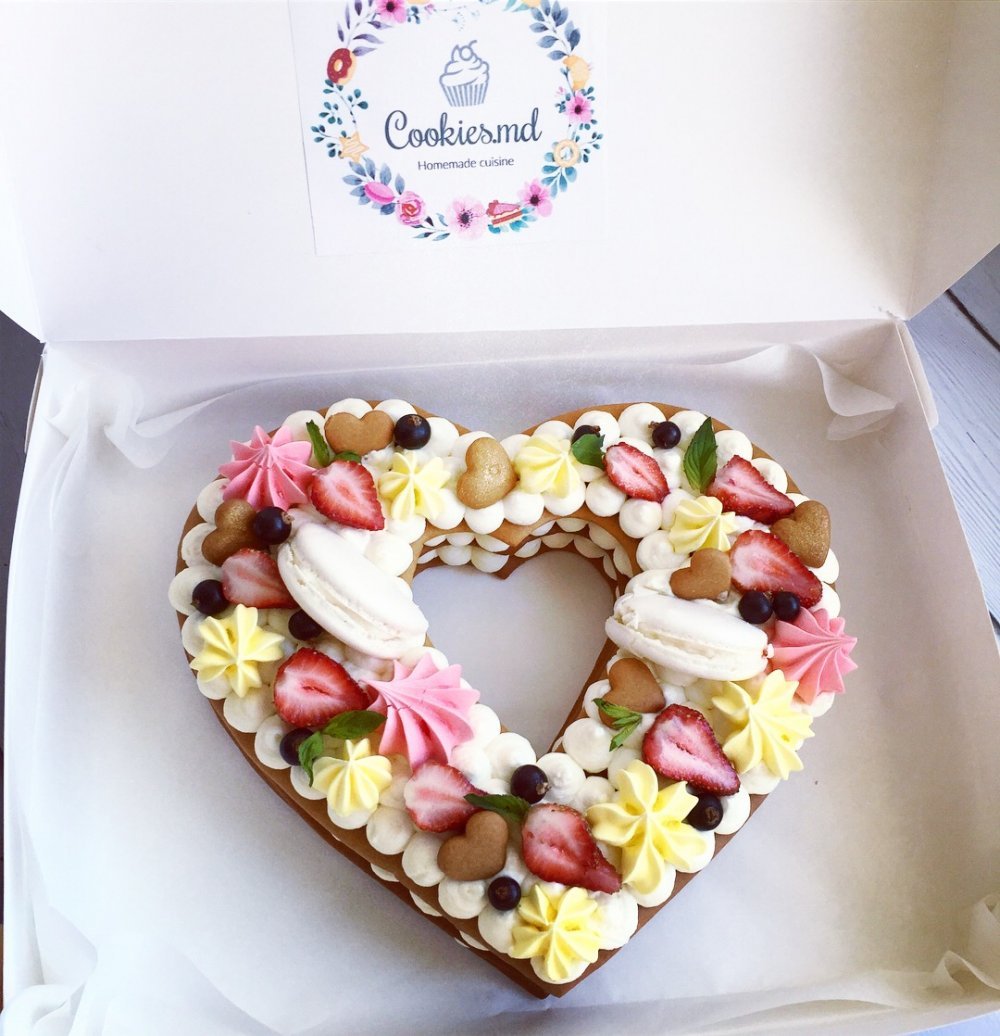 Торт в виде сердца из медовых коржей