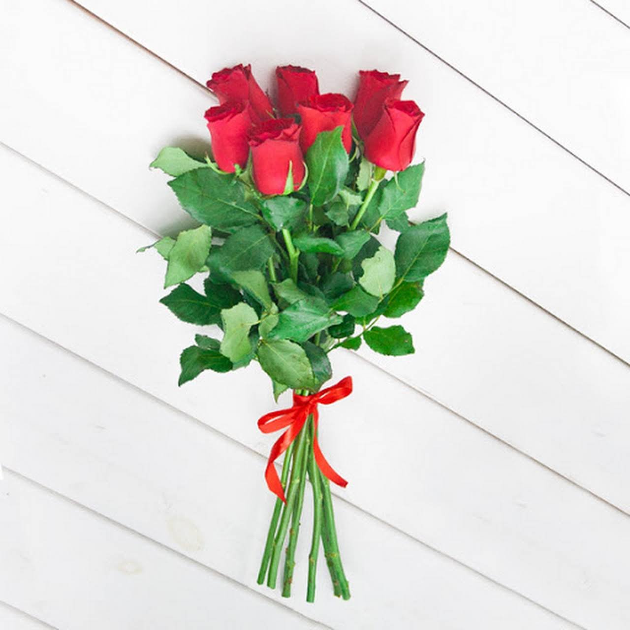 Красные розы длинные. Розы перевязанные лентой. Букет без упаковки. Розы перевязанные атласной лентой. Розы без упаковки.