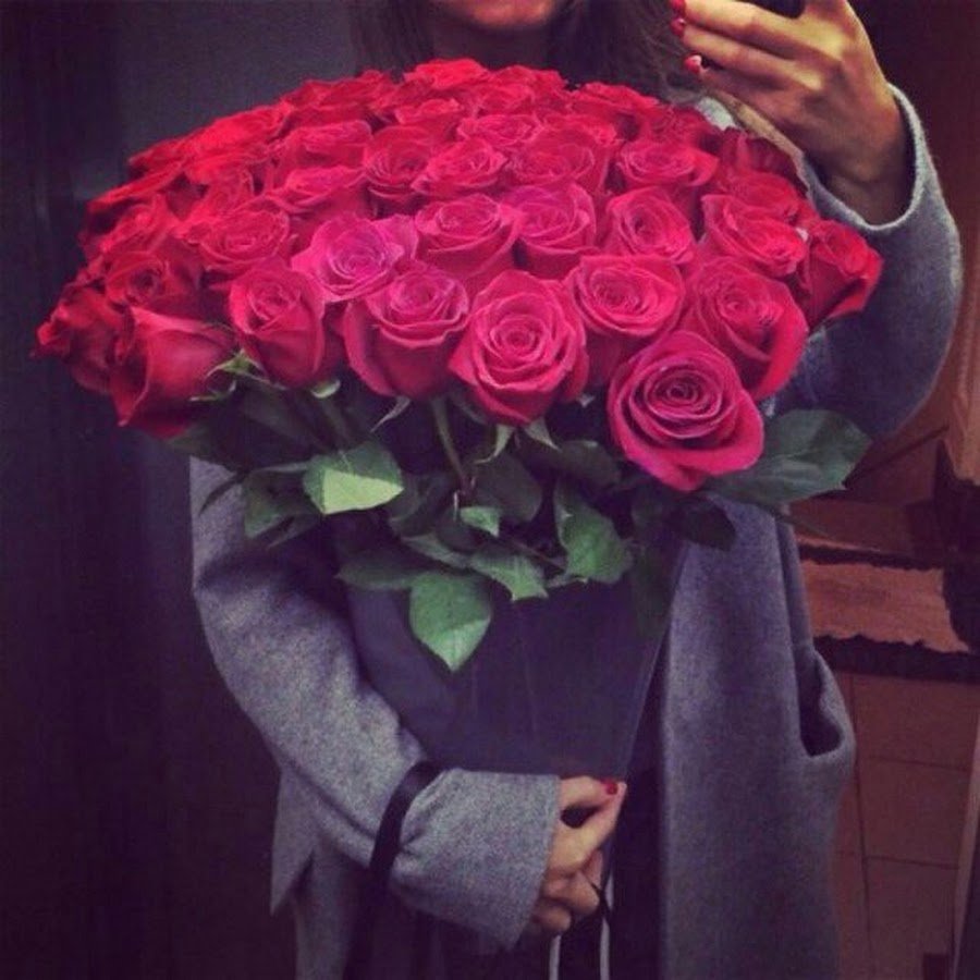 Букет в руках без лица