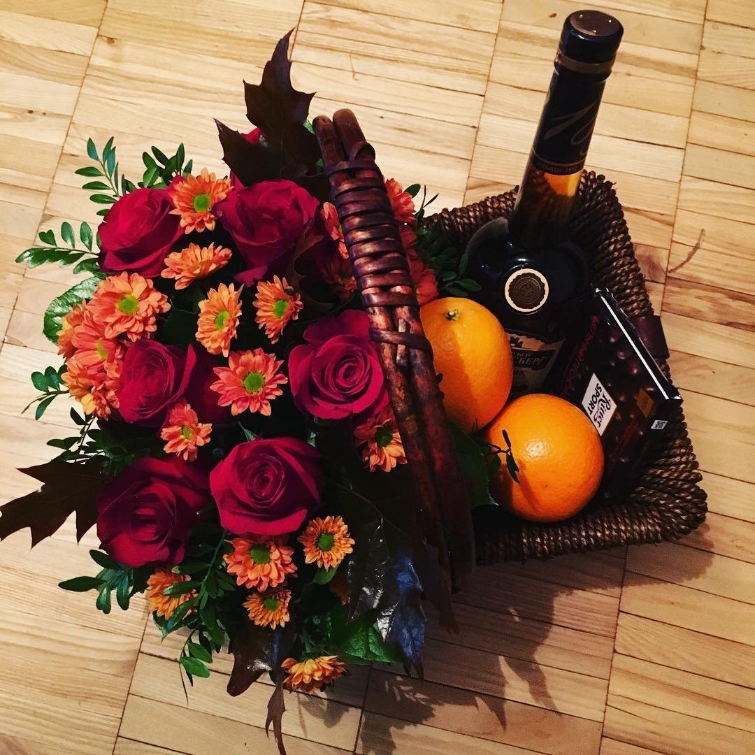 Корзинка с вином и фруктами