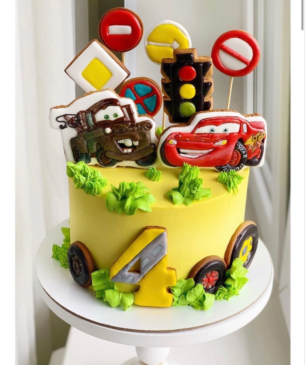 Торт машинка Маккуин кремовый