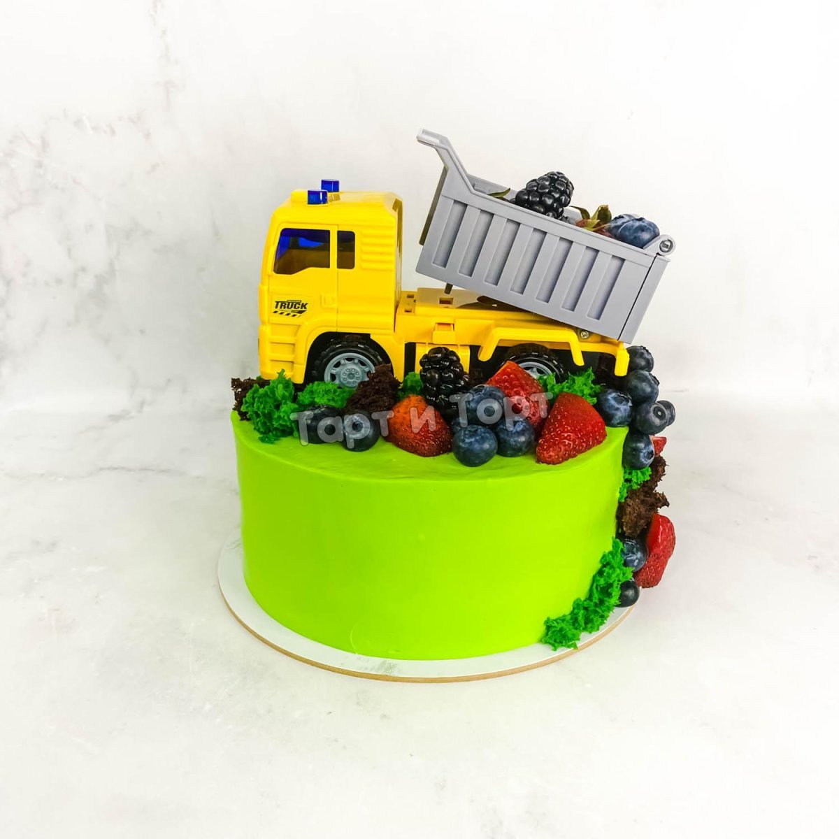 Торт с игрушечной машинкой