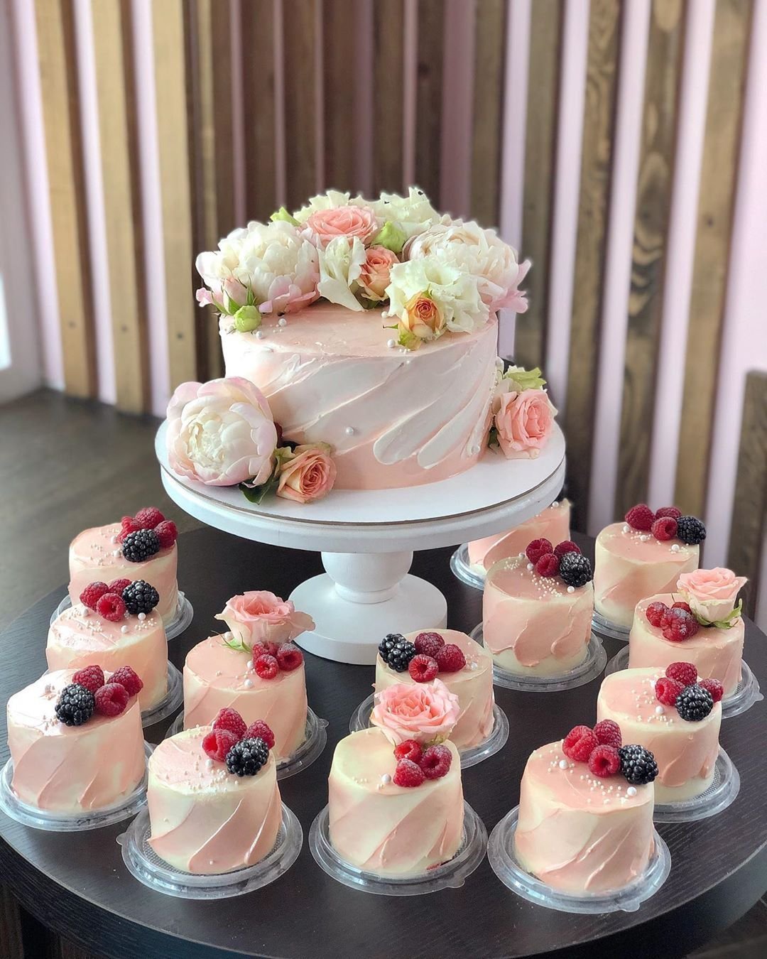 Торт с капкейками на свадьбу