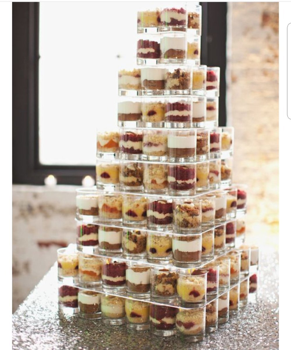 Свадебные капкейки с ягодами