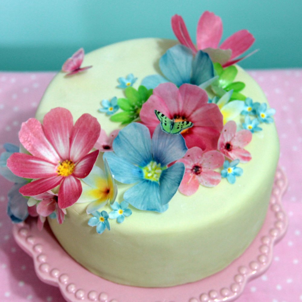 Торт с бабочками и цветами