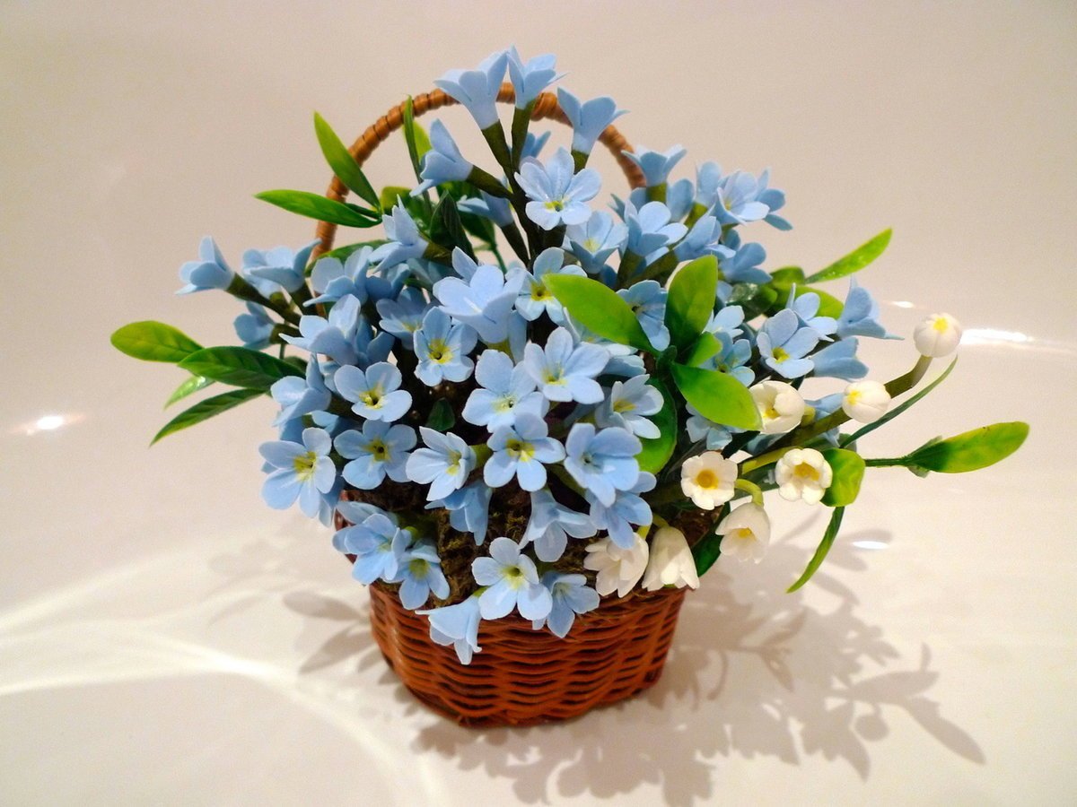 Незабудки в корзинке