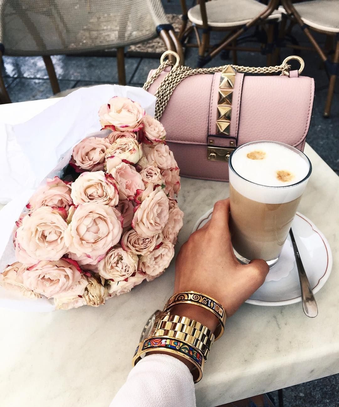 Стильная девушка с цветами