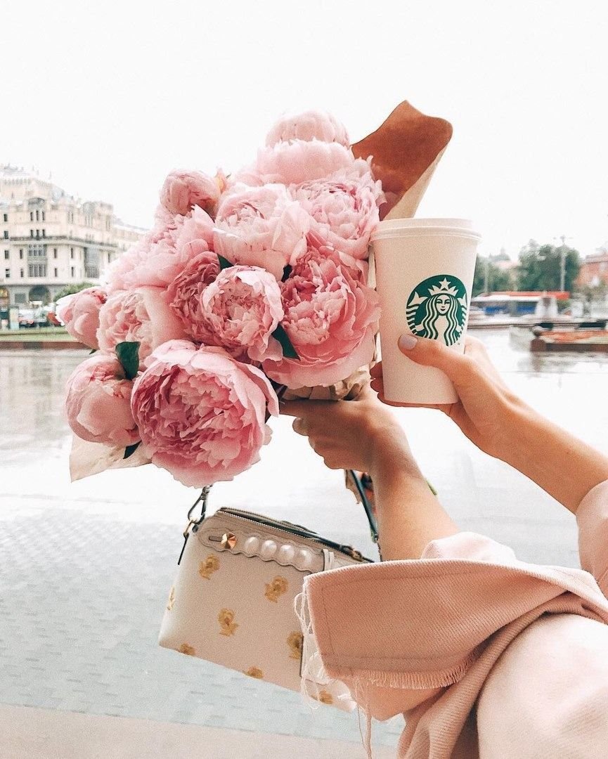 Красивый букет и кофе