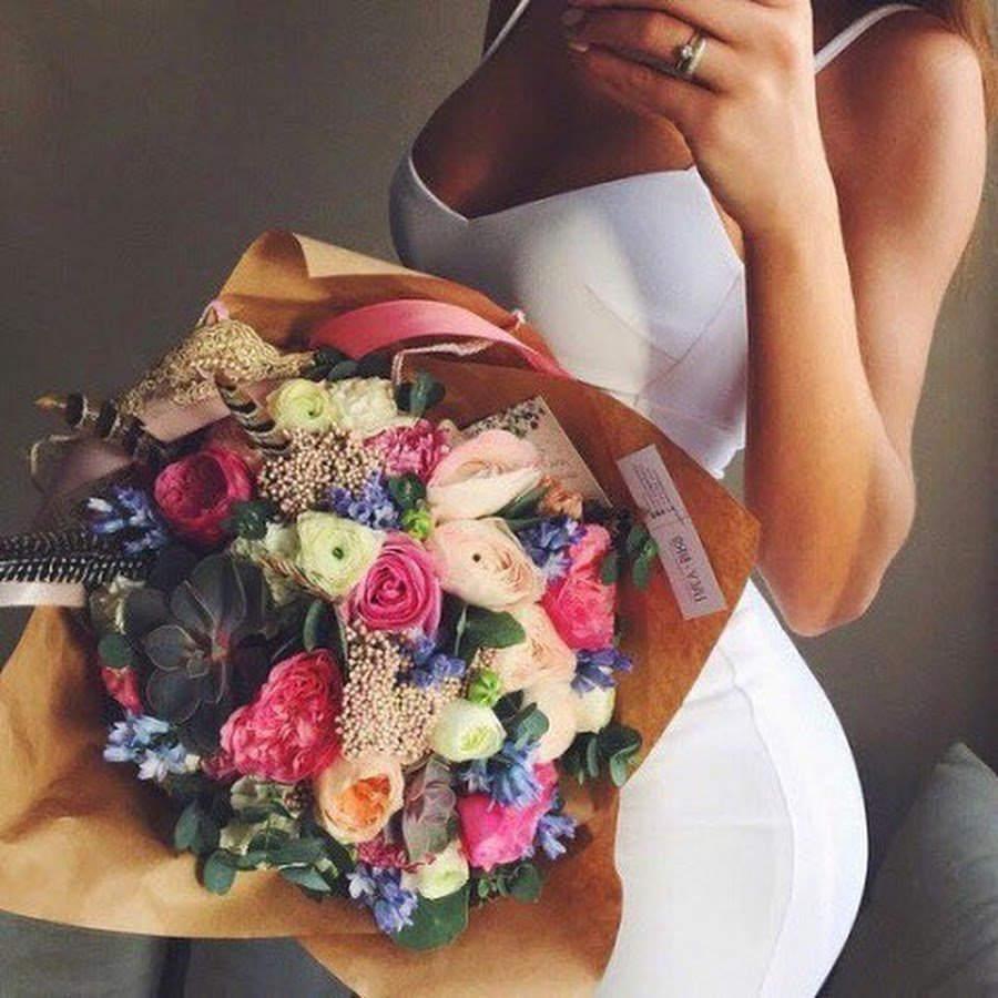 Букет цветов на коленях