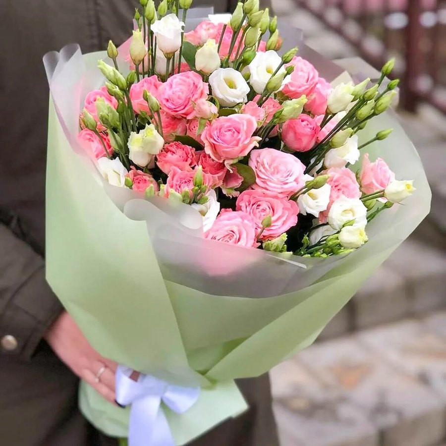 Букет эустома и кустовая роза