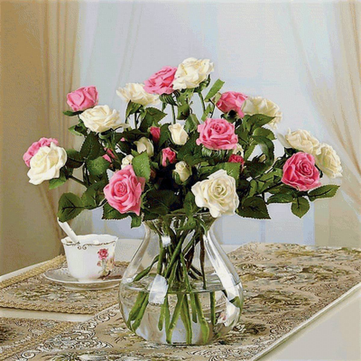 Цветы в вазе на столе