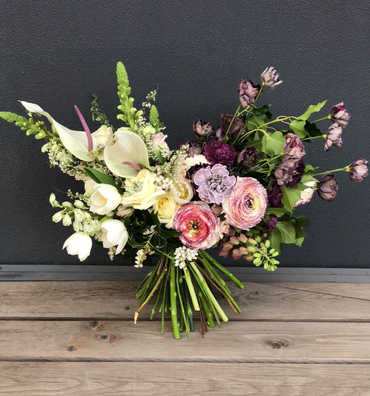 Раскидистый букет с анемонами