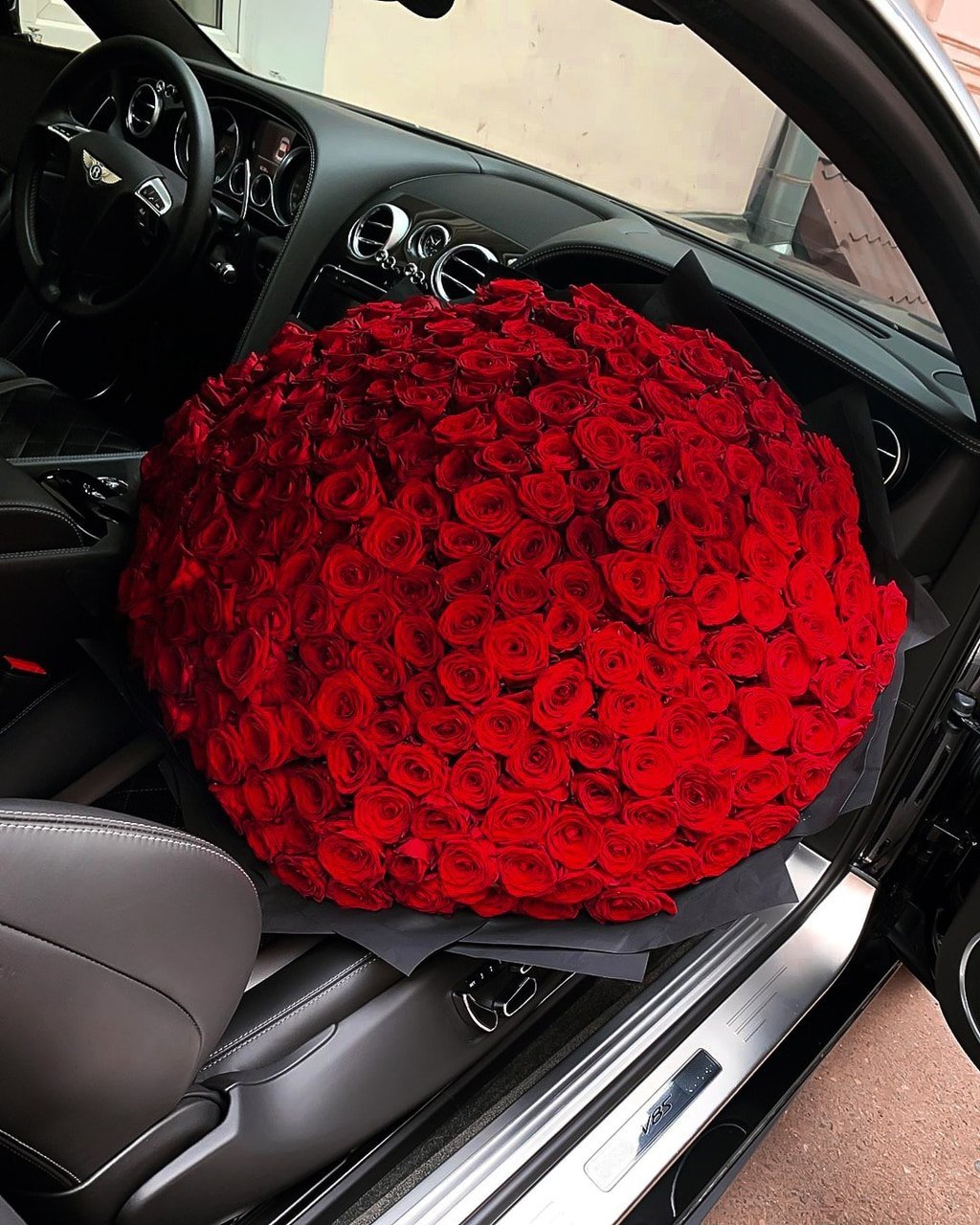 Букет роз в машине