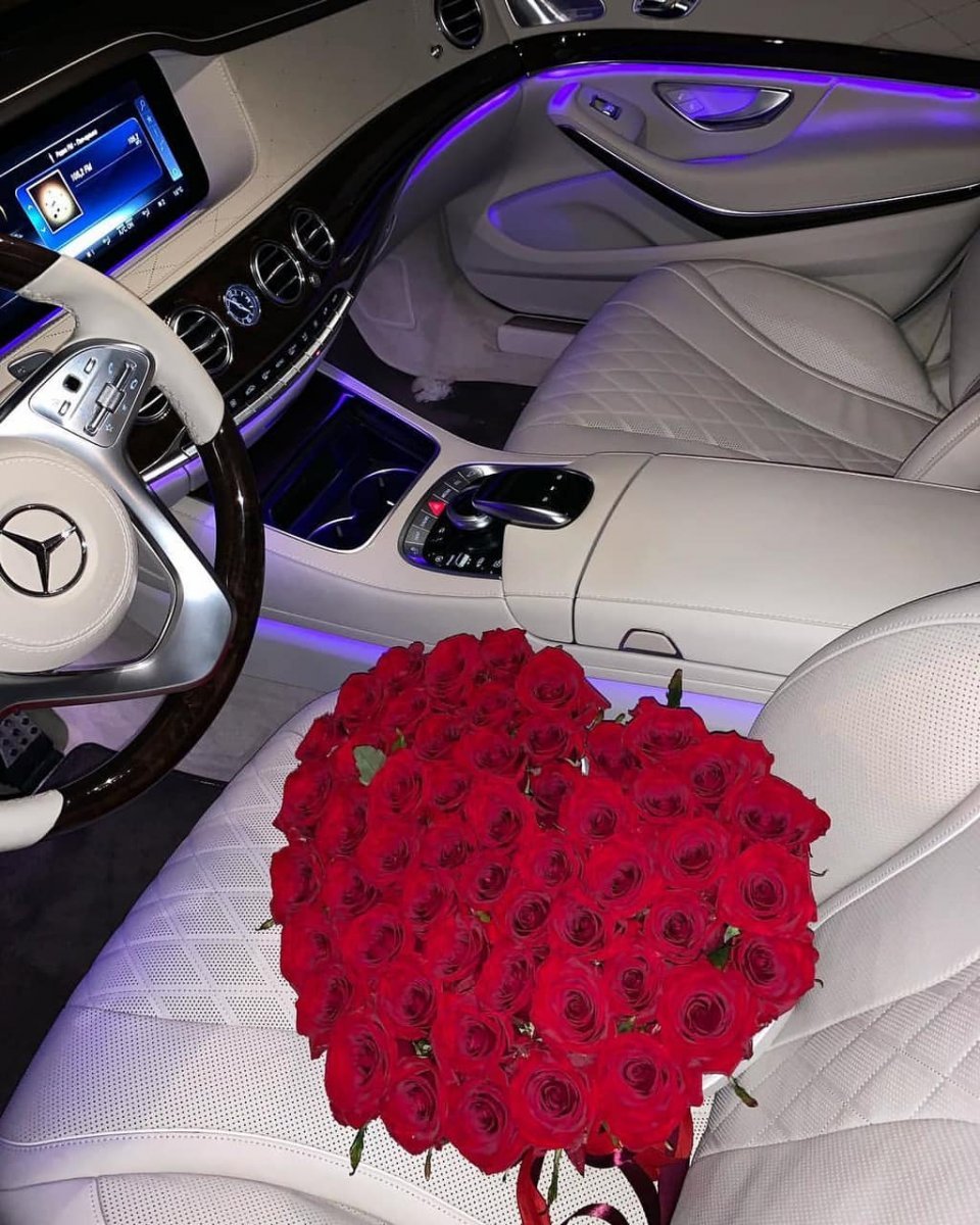 Букет цветов в машине