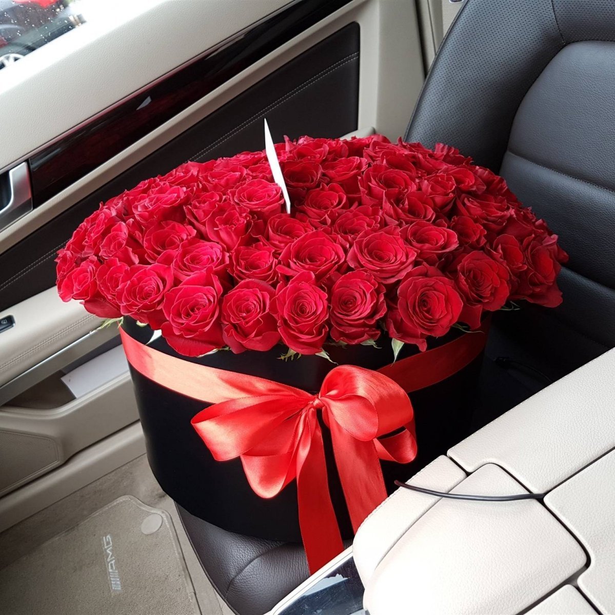 Шикарный букет цветов в машине