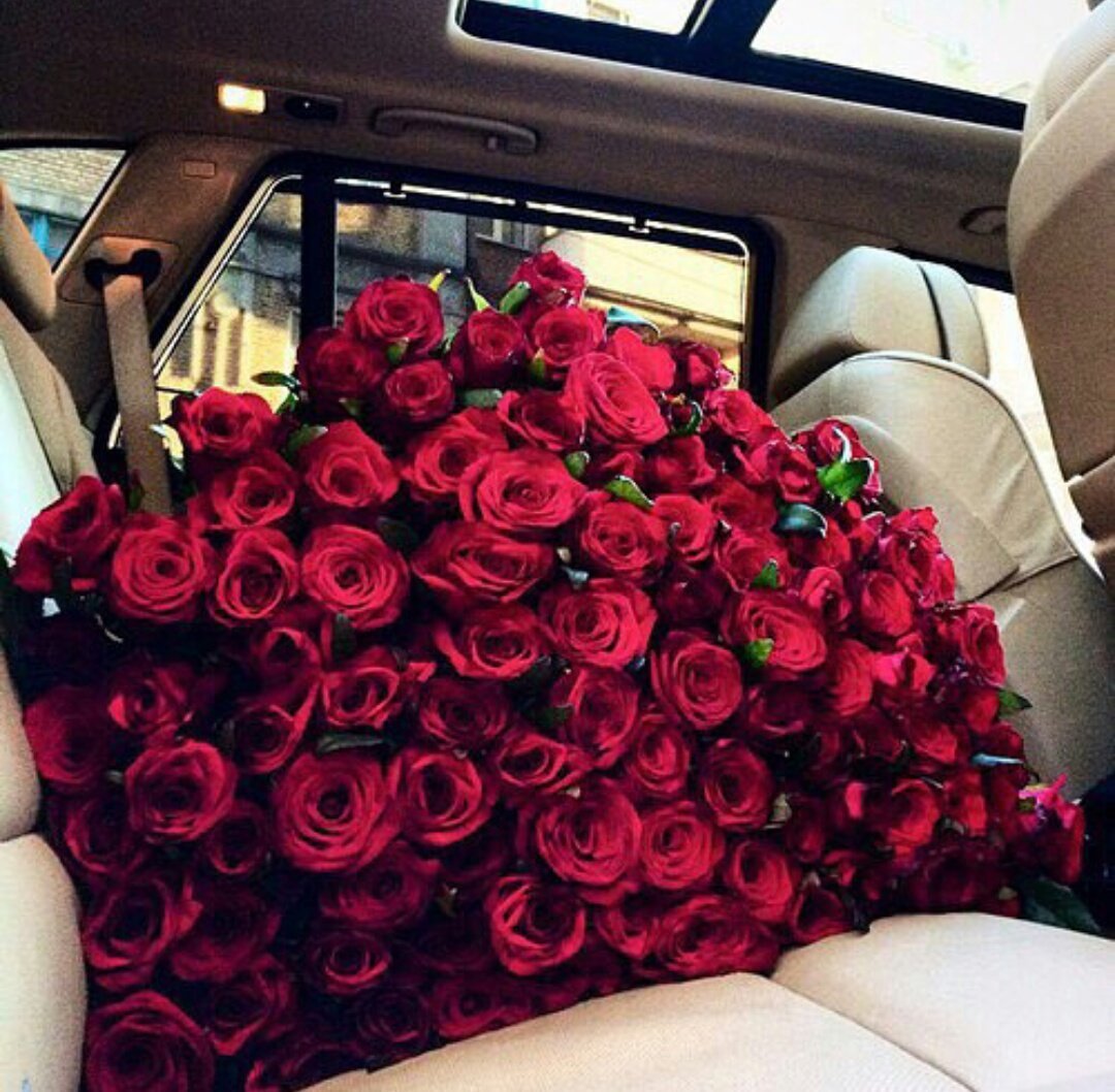 Букет роз в машине