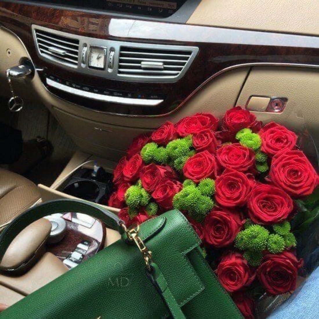 Букет цветов в машине
