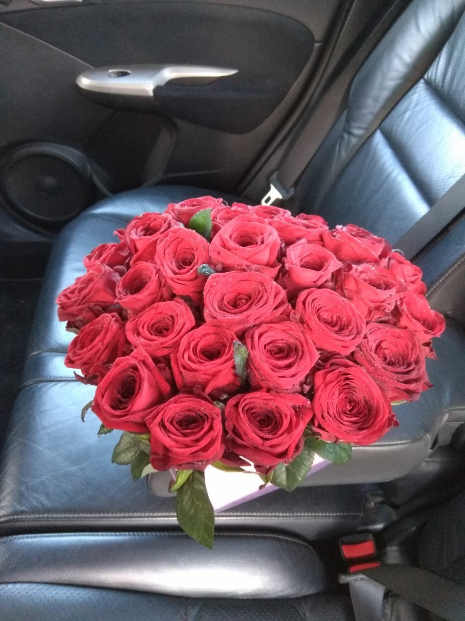 Букет цветов в машине