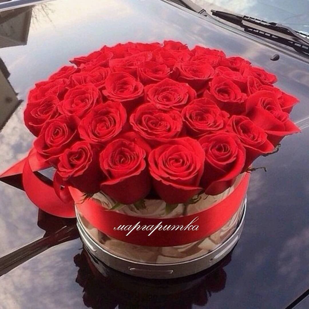 Букет цветов в машине