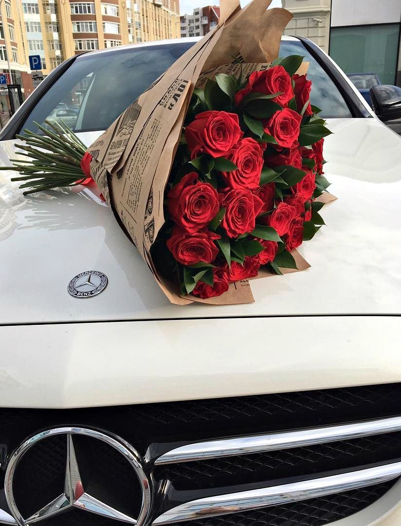 Девушка с букетом в машине