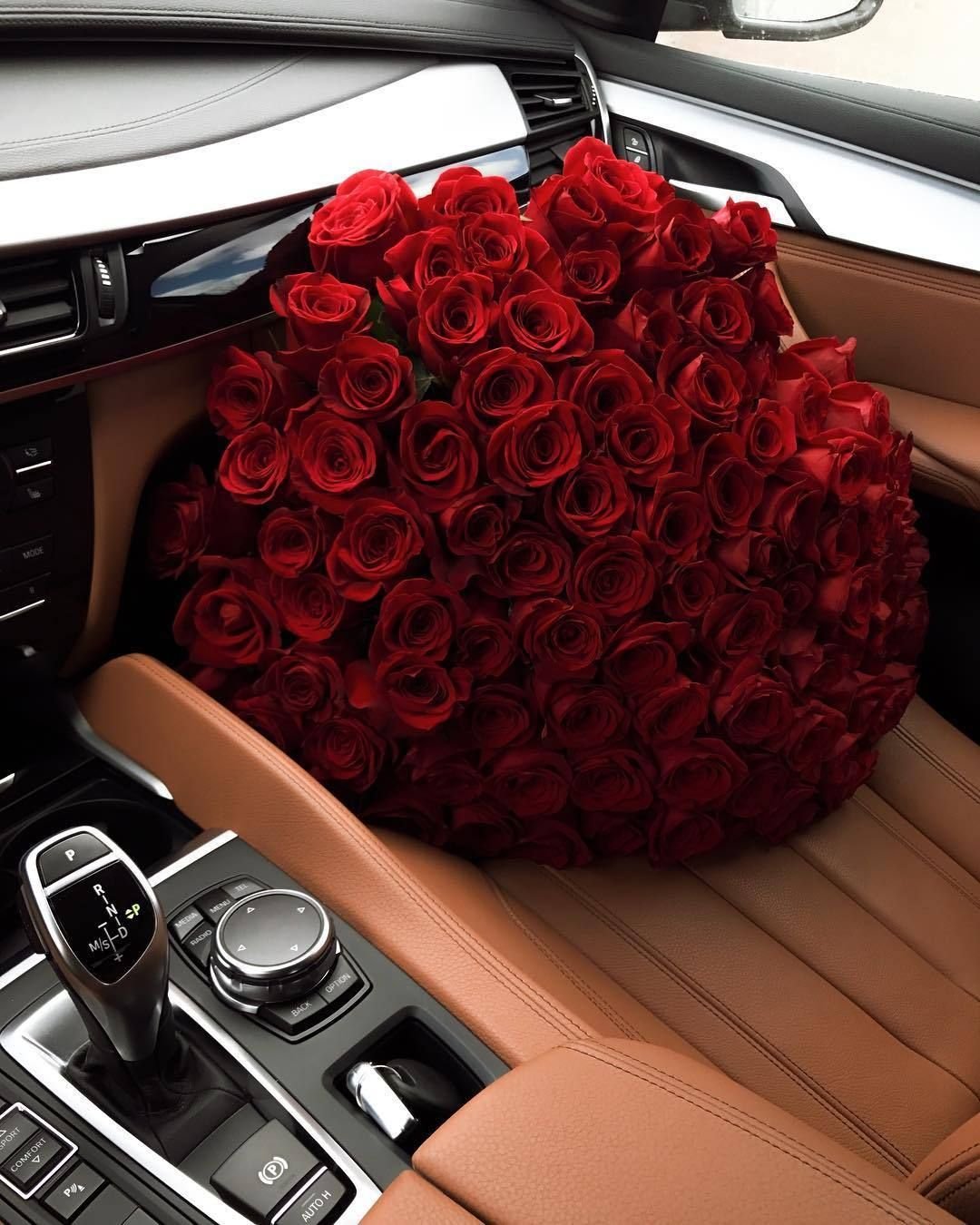 Букет роз в машине