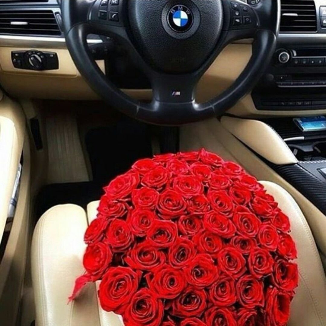 Букет в машине на сиденье