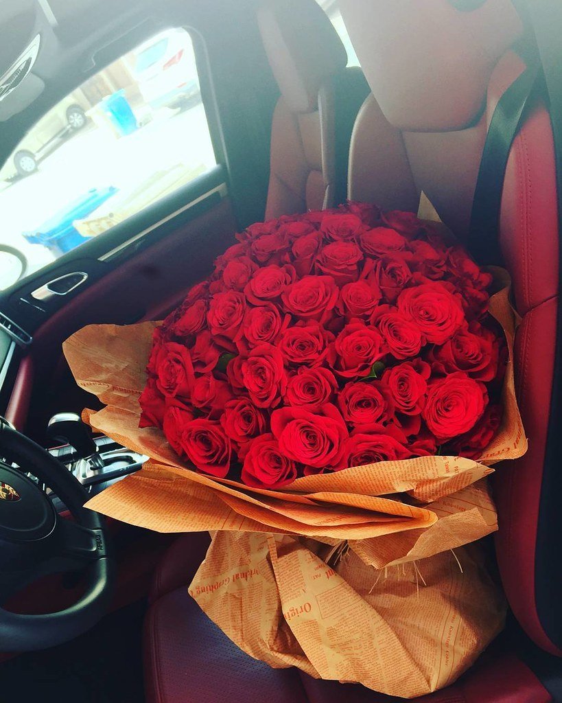 Букет цветов в коробке в машине