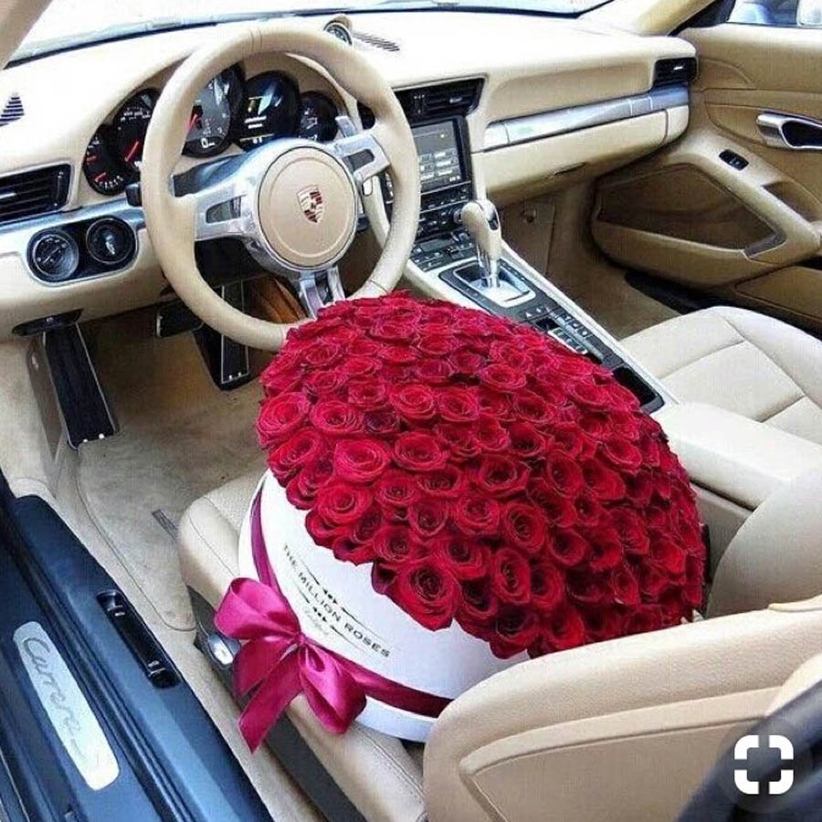 Букет роз красных в машине