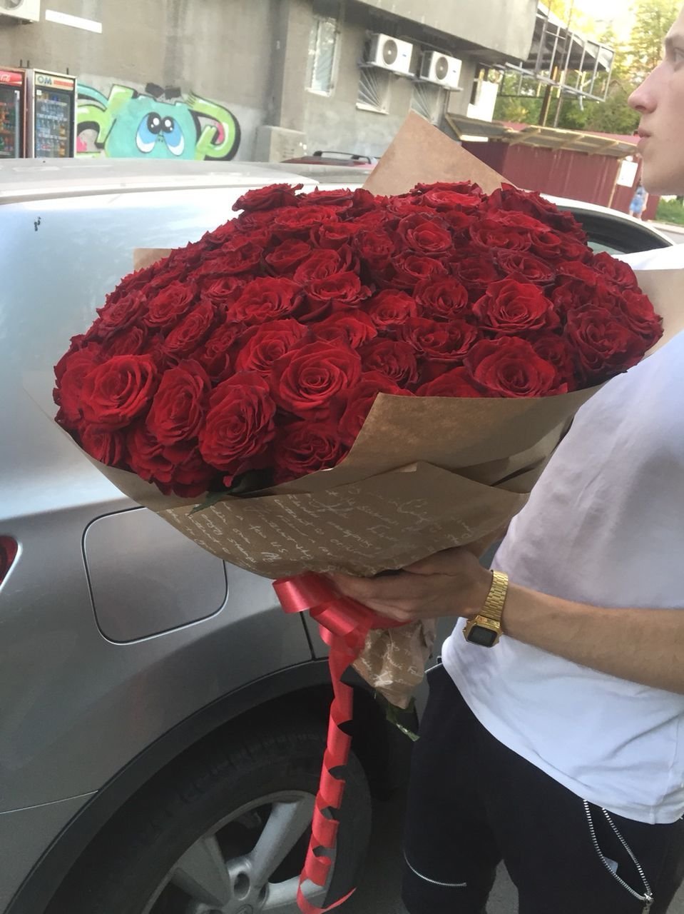 Букет цветов в автомобиле