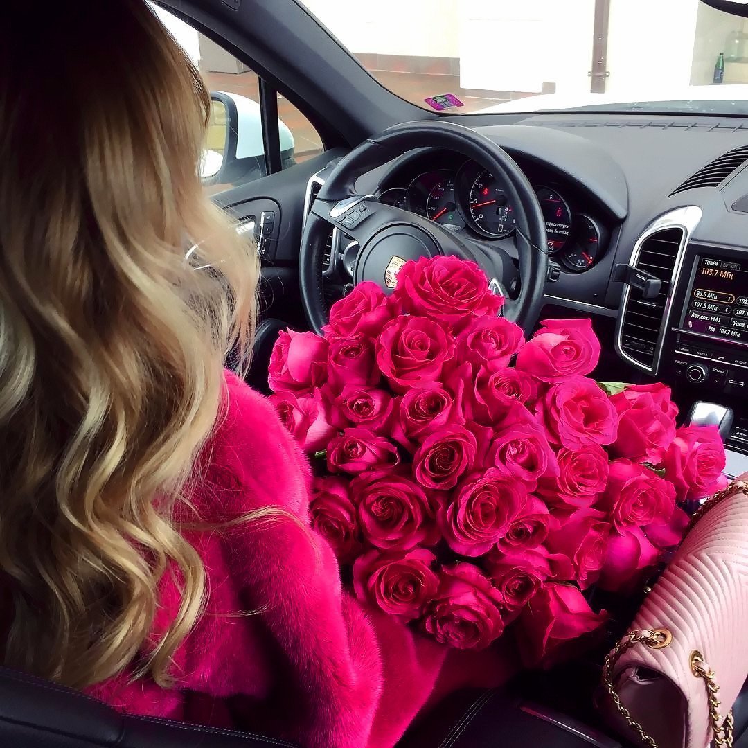 Шикарный букет в машине