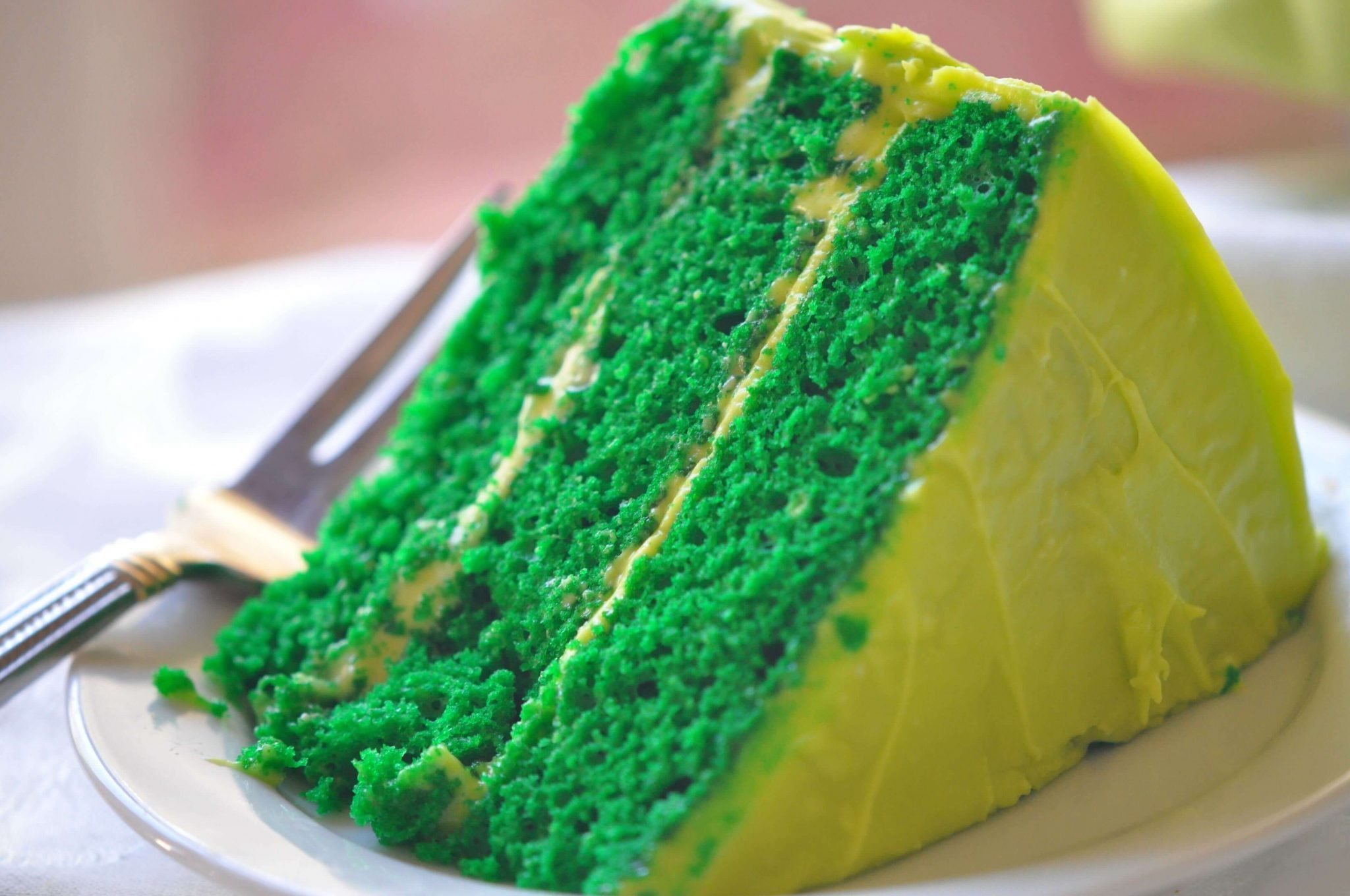 Зеленые сладости. Изумрудный Шпинатный бисквит. Торт изумрудный бархат. Зеленый s е142. Грин вельвет торт.