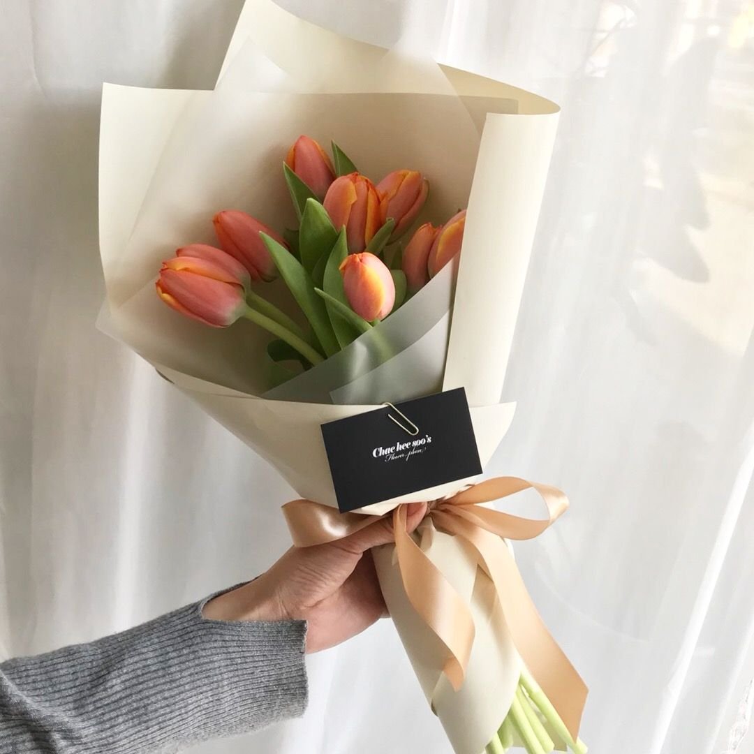 Букет из тюльпанов в упаковке