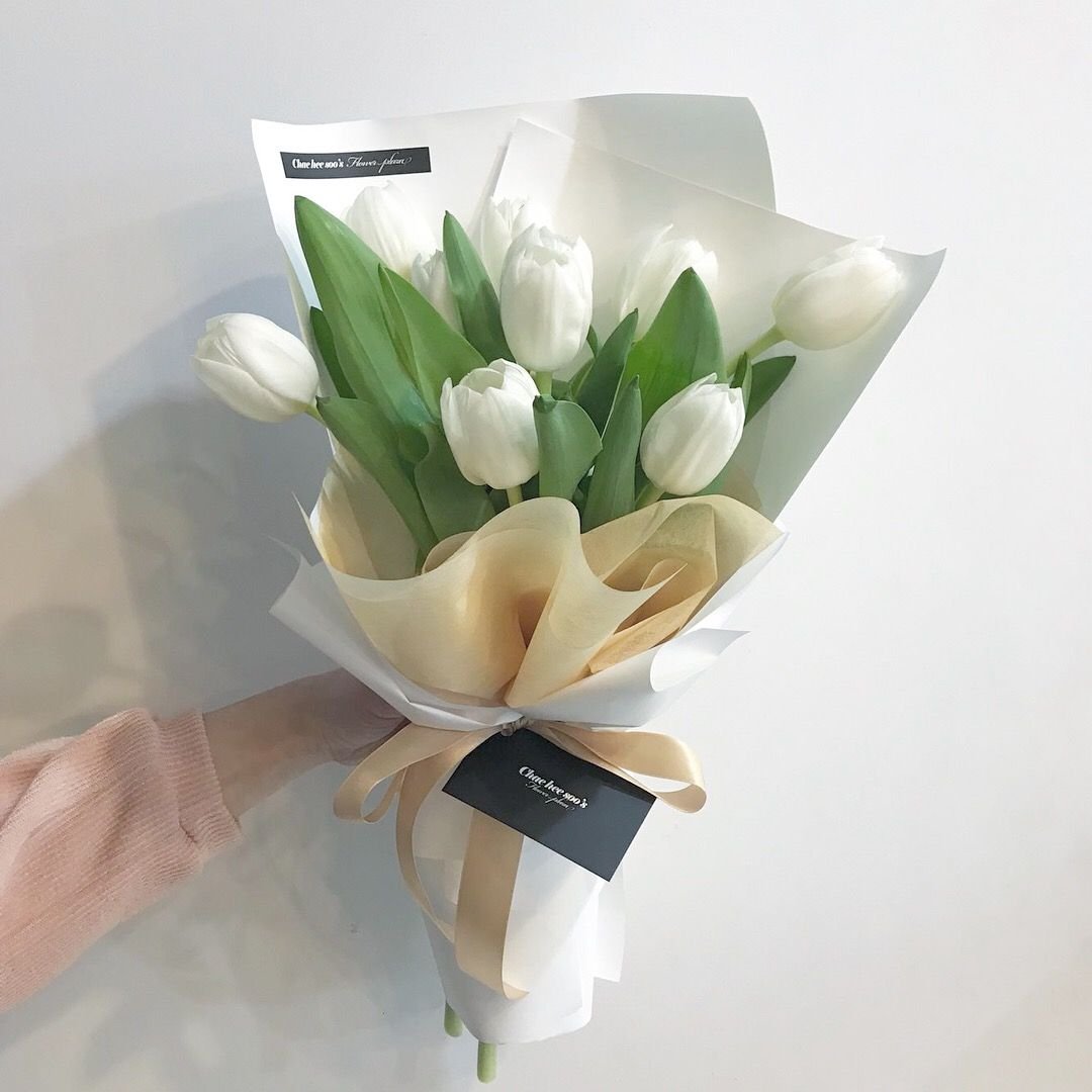 Белые тюльпаны в упаковке