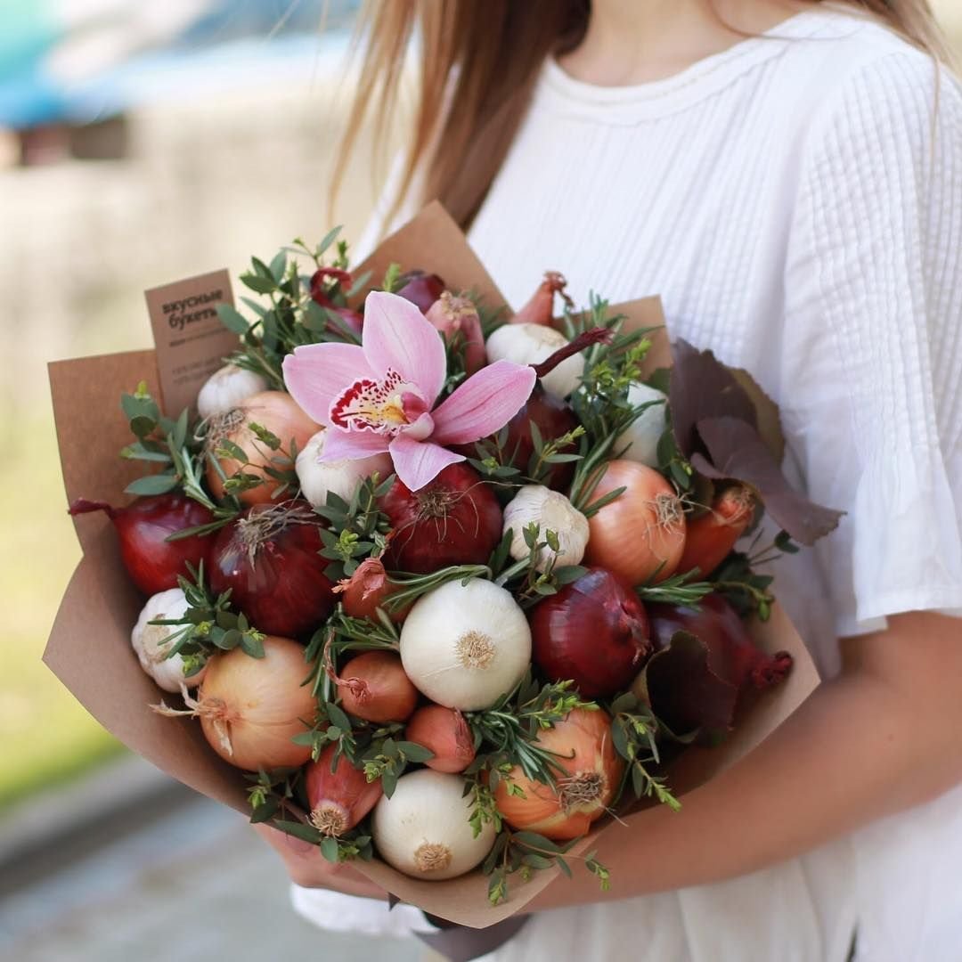 Букет из чеснока и цветов