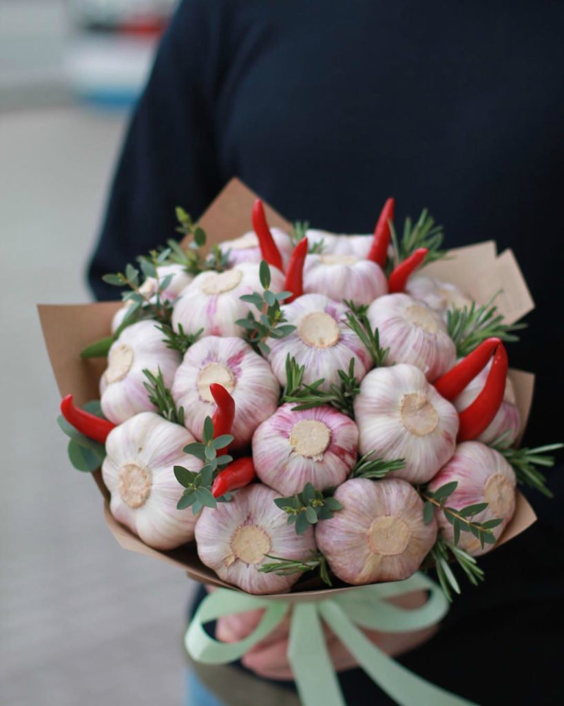 Букет из чеснока