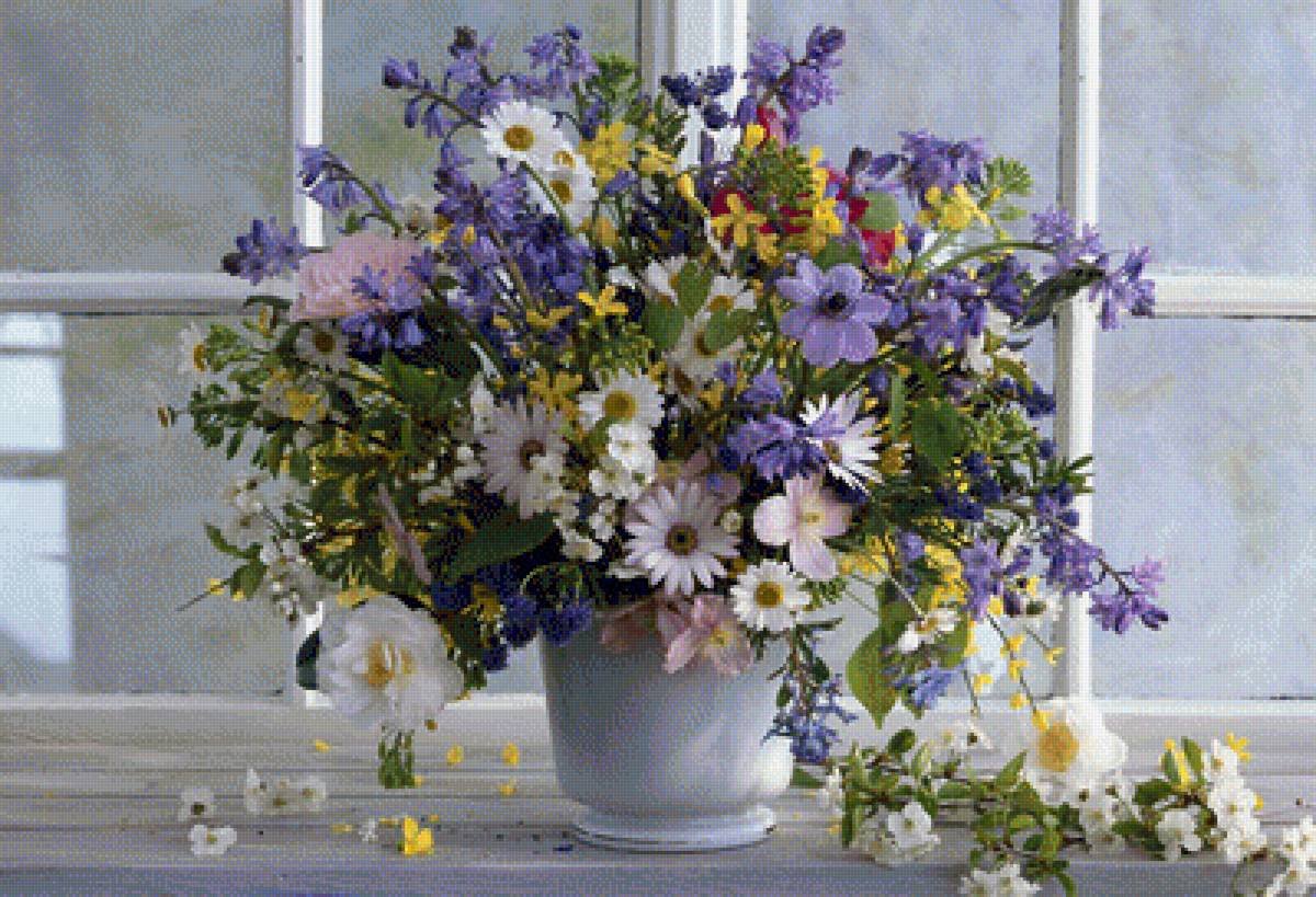 Букетик полевых цветов на окне