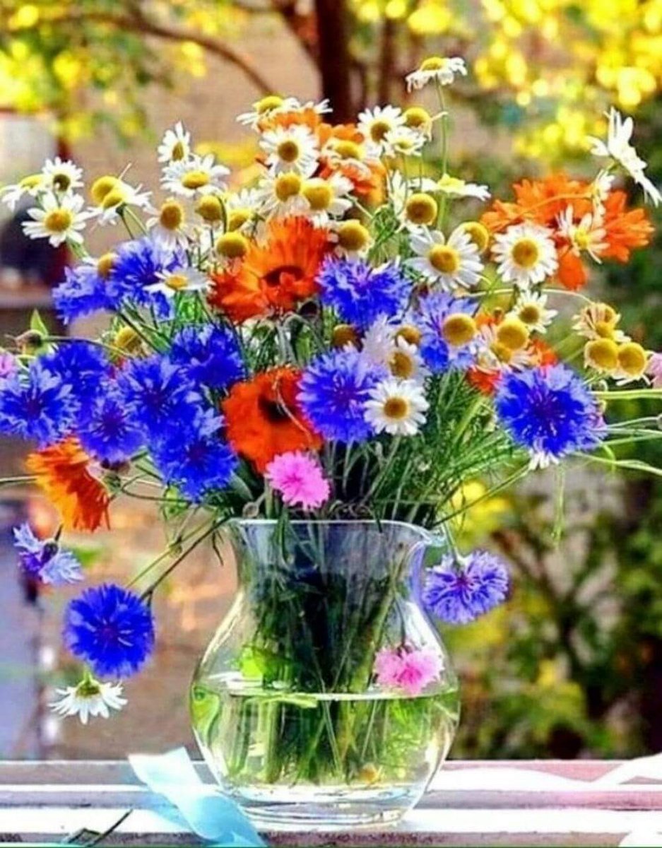 Букет полевых цветов на окне