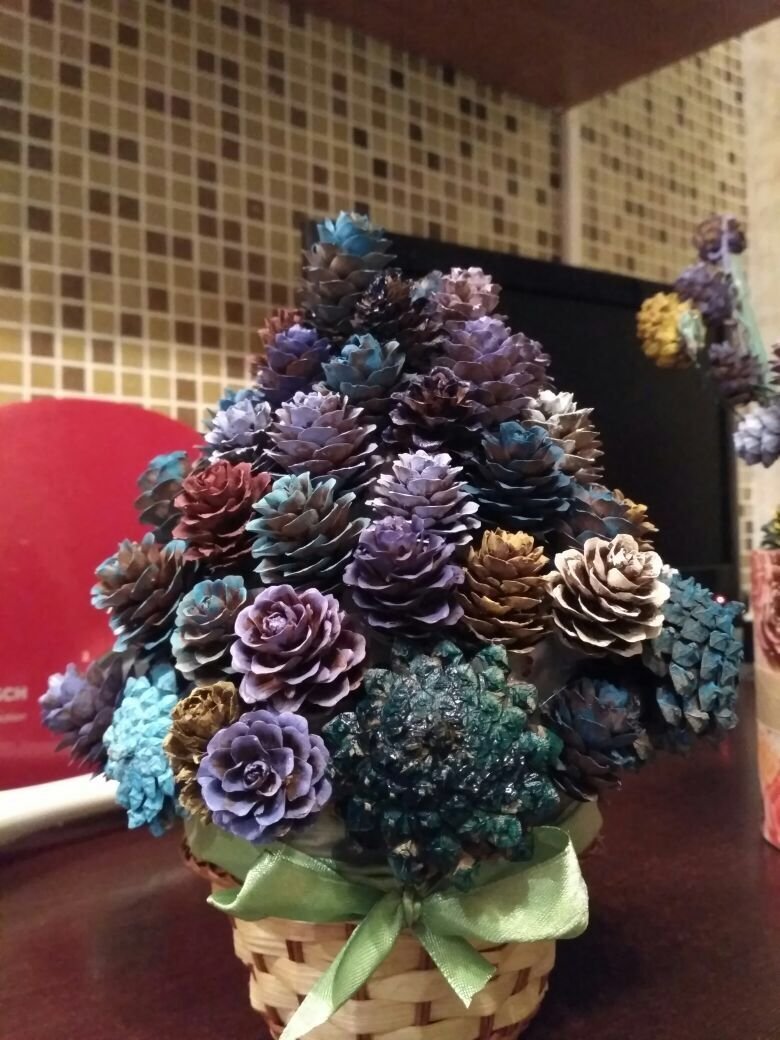 Зимний букет из шишек