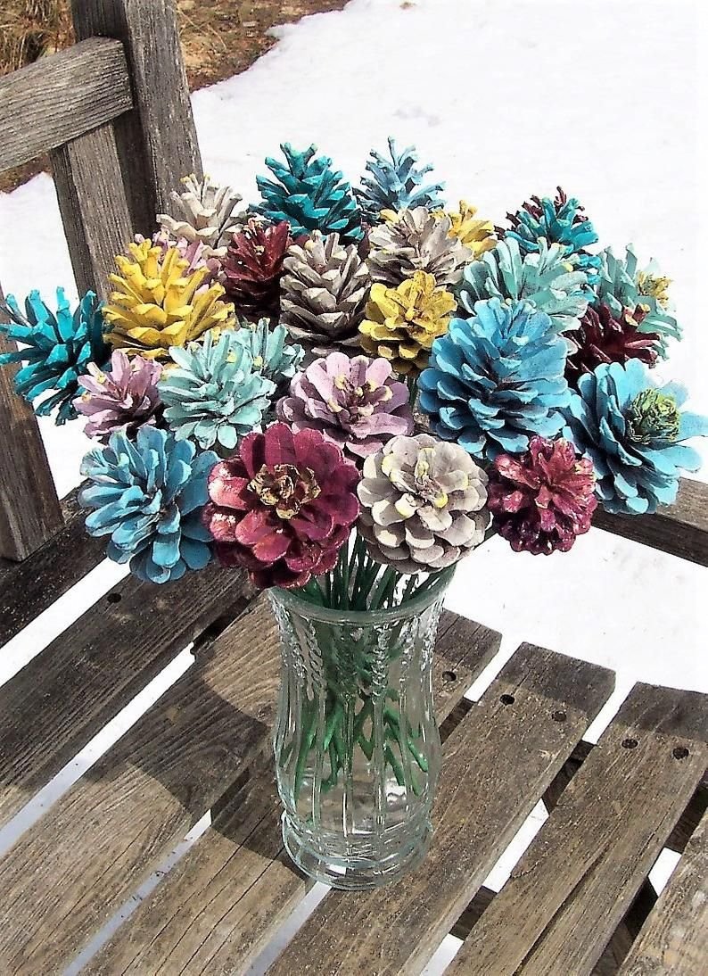 Декор из шишек для сада