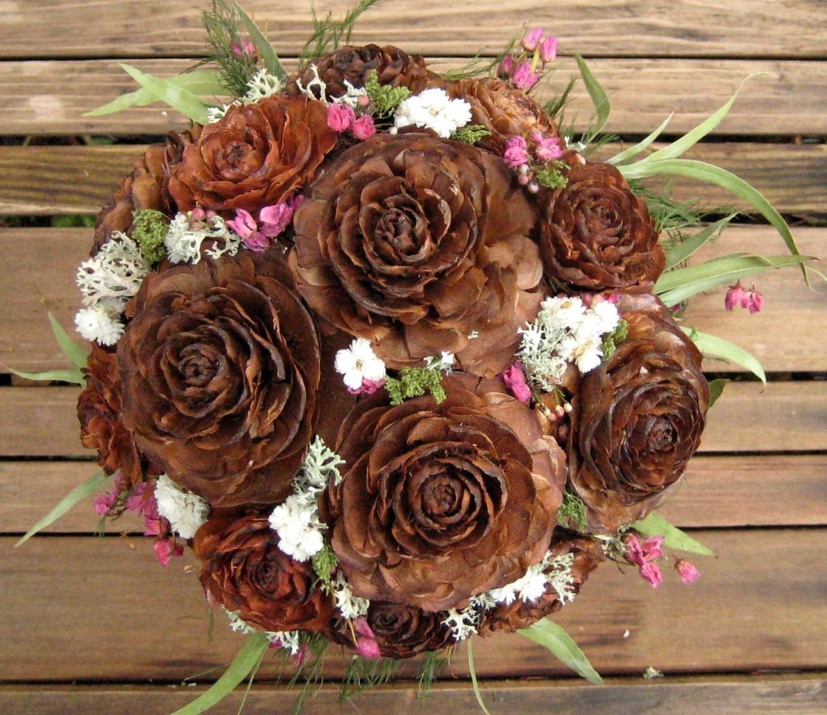 Розы из шишек