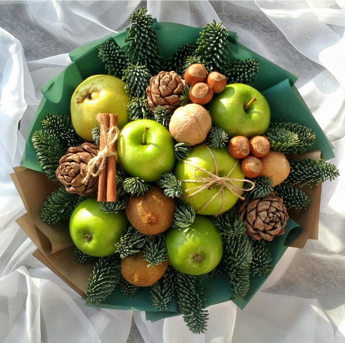 Букет с гранатом и яблоком