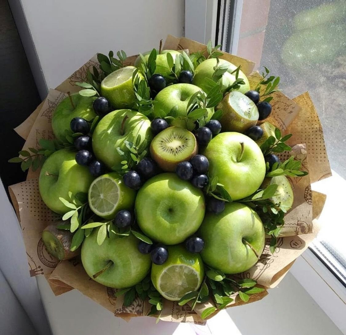 Композиция из цветов и яблок