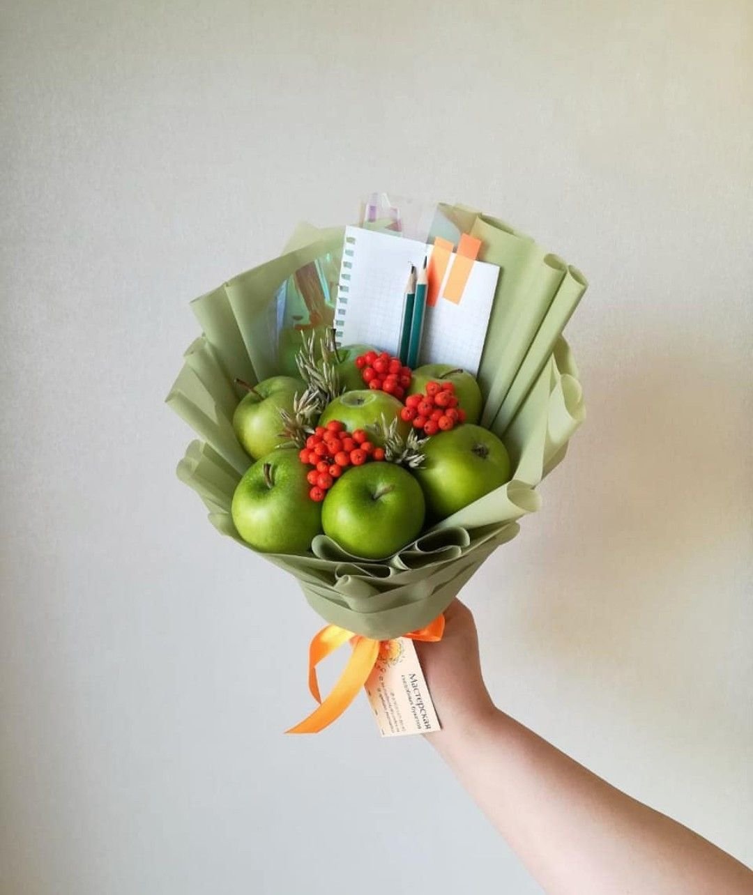 Букет из орехов