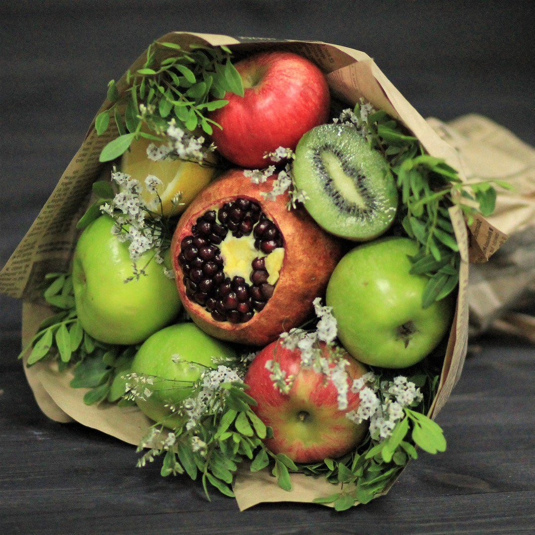 Мужской букет из фруктов и овощей